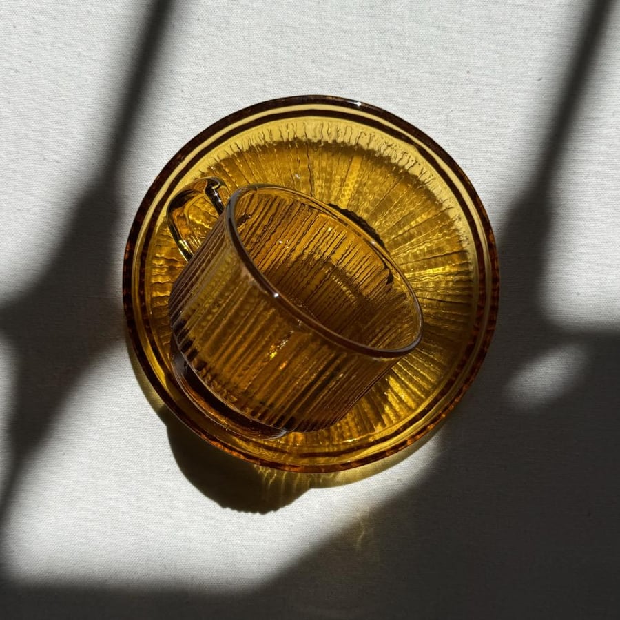 كوب كهرمان ياباني فنتج رائع من نوادر الماركة اليابانية الشهيرة ‏”SOGA Glass” أنتجت للسوق الياباني فقط فترة السبعينات ميلادية ولم ينزل إلى الأسواق الخليجية ١٦٠ مل.