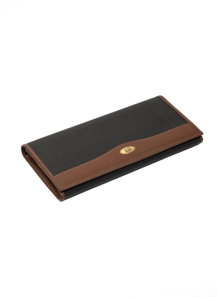 محفظة رجالية كلاسيكية طويلة من الماركة البريطانية الفاخرة دنهل (Dunhill)، وتعتبر من الإصدارات الكلاسيكية العتيقة التي تتميز بجودة التصنيع والجلد الفاخر.