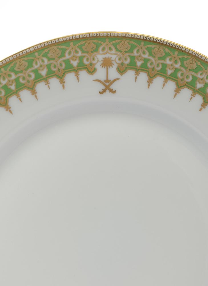 طبق ملكي من البورسلان الفاخر المصنوع في مدينة ليموج الفرنسية (Limoges Porcelain)، وهو من المقتنيات والمستخرجات التاريخية الخاصة بالقصور الملكية في المملكة العربية السعودية يزدان الجزء العلوي من إطار الطبق بنقش مذهب لشعار المملكة العربية السعودية الرسمي (ا