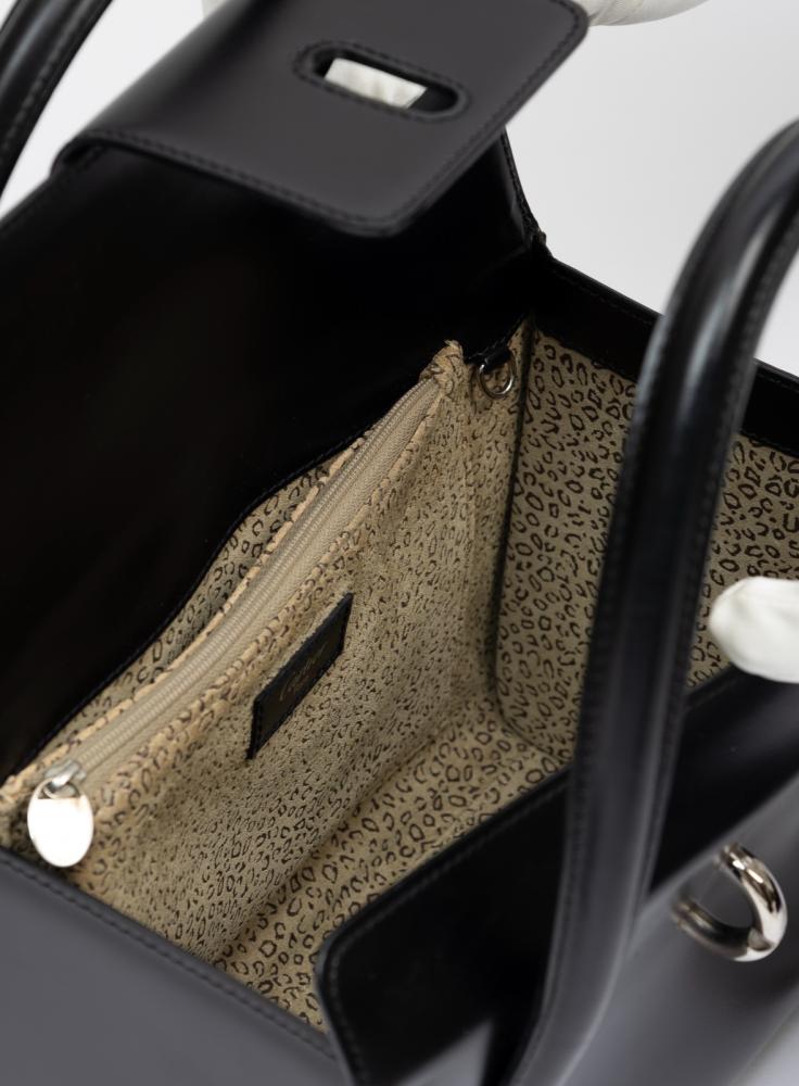 حقيبة يد نسائية كلاسيكية إصدار التسعينات من أشهر خطوط كارتيه "Cartier Panthère" باللون الاسود من جلد العجل بتصميم الصندوق من ماركة Cartier، وتتميز بمقبضين علويين وقفل معدني على شكل حلقة دائرية مستوحاة من رمز الفهد "Panthère" مع سلسلة معدنية رقيقة تتصل بال