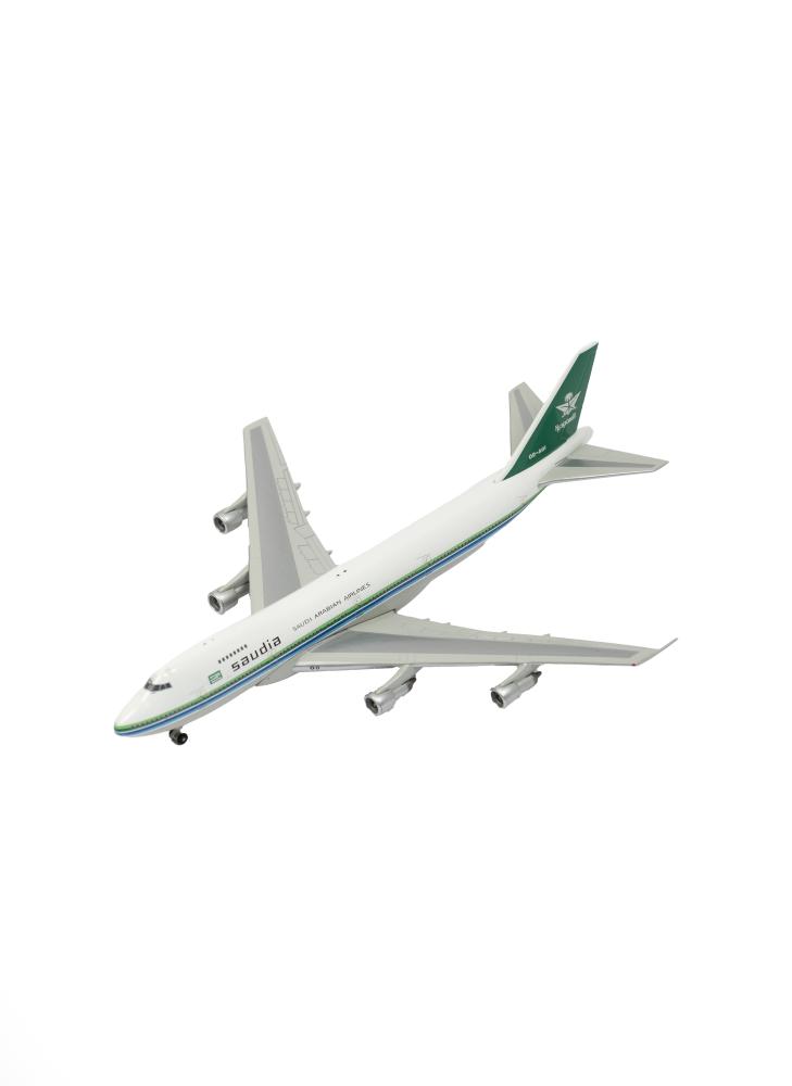 مجسم طائرة "Boeing 747-200/300" التابع للخطوط الجوية العربية السعودية بالهوية البصرية القديمة الكلاسيكية اواخر السبعينات، ويأتي كمجسم معدني مصبوب مقاس 1:400 ضمن نسخة محدودة بدأت الخطوط السعودية بطلب واستلام طائرات البوينغ 747 الجامبو لتغطية الرحلات الطويل