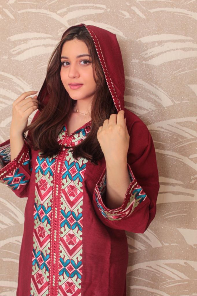 عبايه نسائي مطرزة بقبعه
