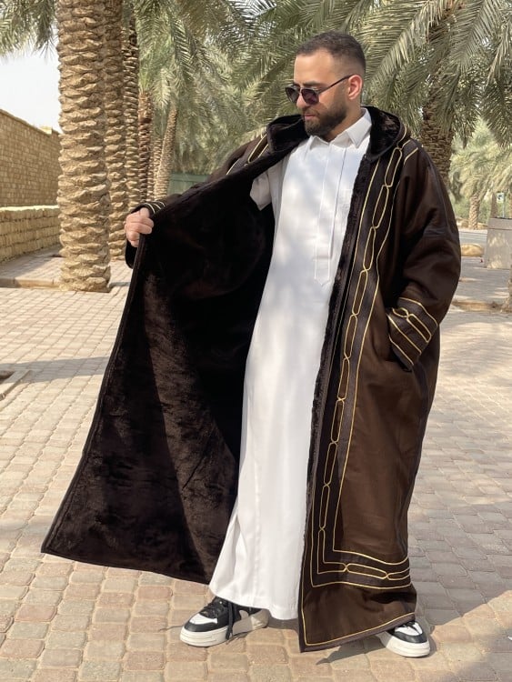 فروه رجالي قماش جوخ فرو ثقيل تطريز خط عربي مع قبعة