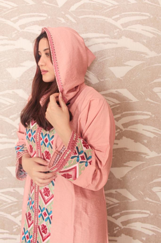 عبايه نسائي مطرزة بقبعه
