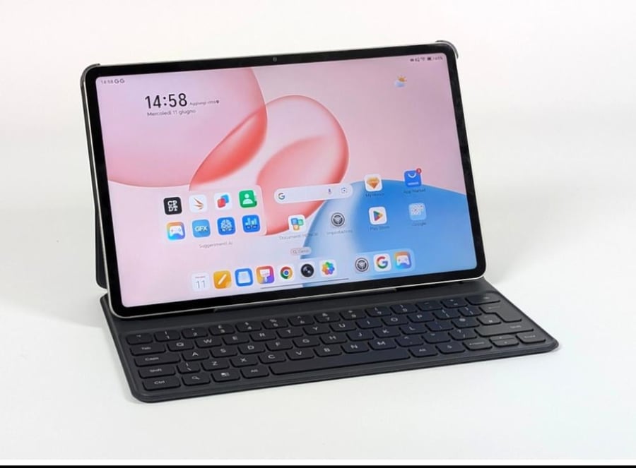 تابلت هونر باد 10، شاشة 12.1 بوصة IPS LCD بدقة 2.5K وتردد 120 هرتز، معالج كوالكوم سنابدراجون 7 الجيل الثالث، ذاكرة وصول عشوائي (RAM) سعة 8 جيجابايت وذاكرة قراءة فقط (ROM) سعة 256 جيجابايت، نظام تشغيل