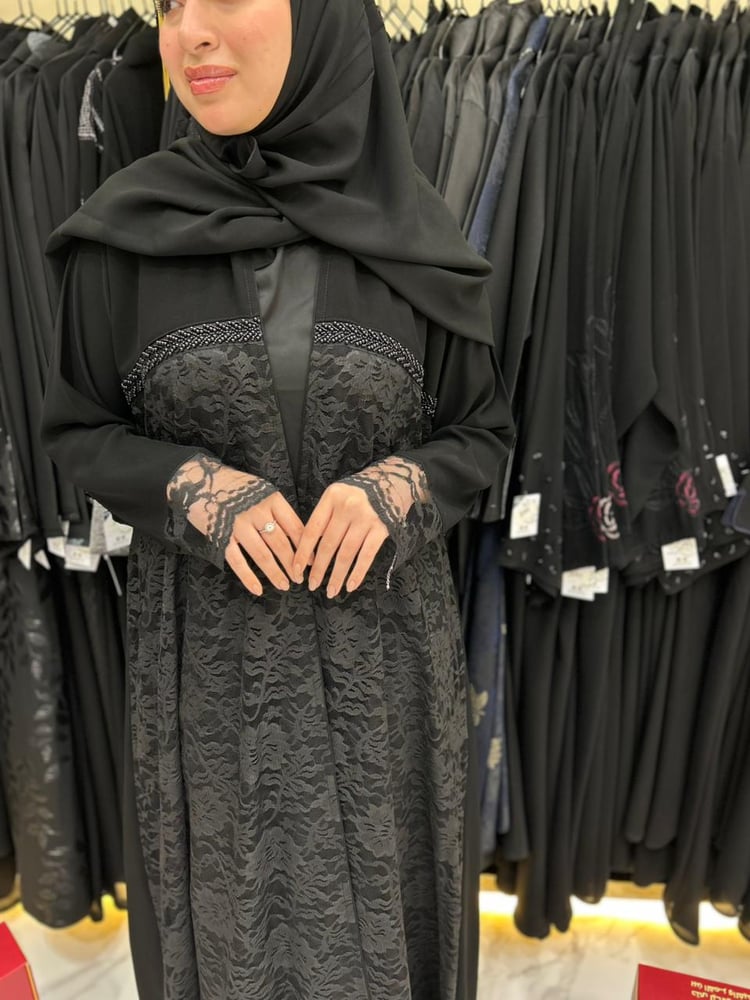 عباية كارما - كريب سيراميك بتصميم دانتيل من الامام