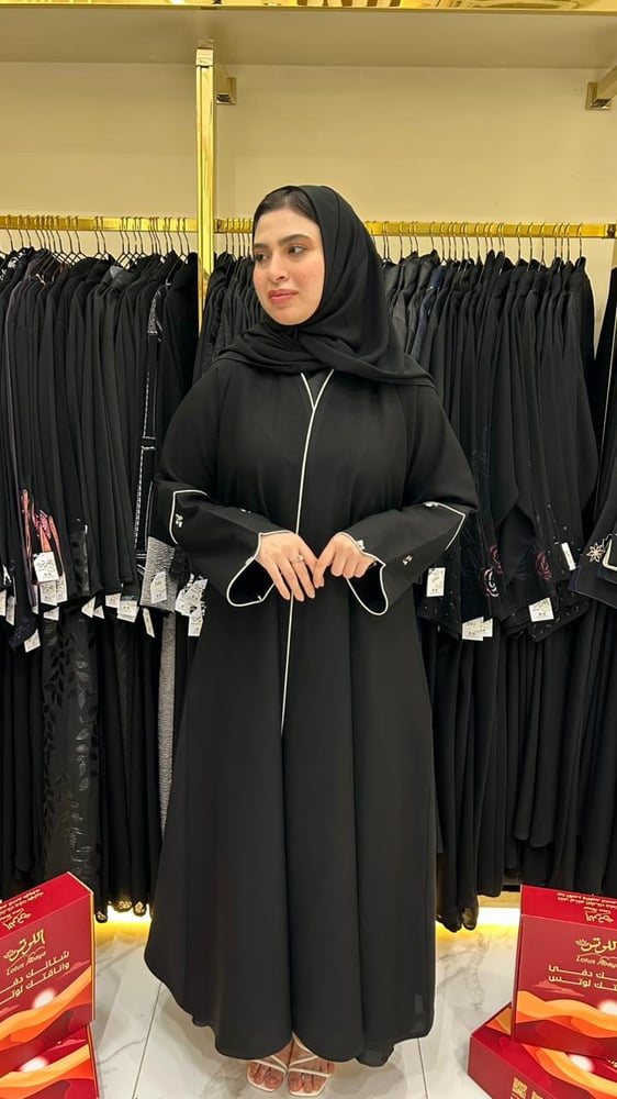 عباية كريب كتان بشك بيج على الكم