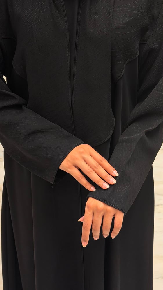L27 - عباية كريب كوبرا  كلوش