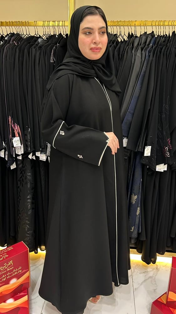 عباية كريب كتان بشك بيج على الكم