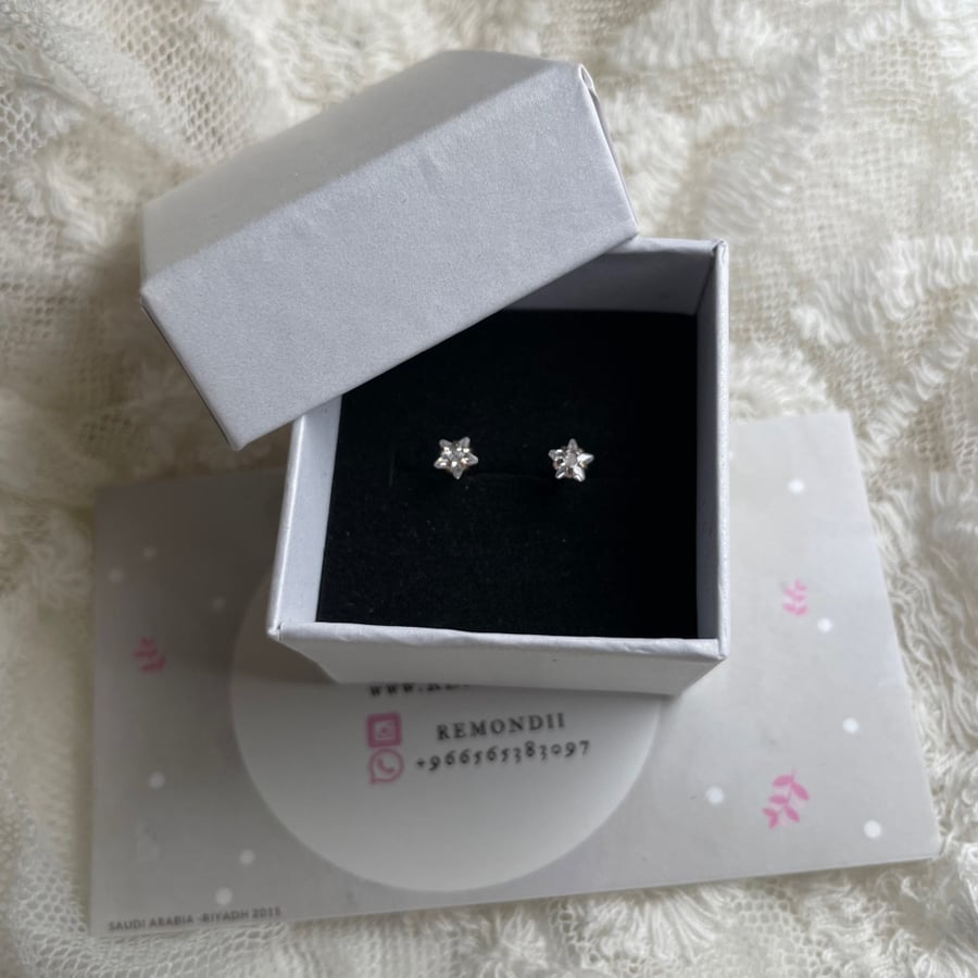 Sterile star-shaped piercing 16g