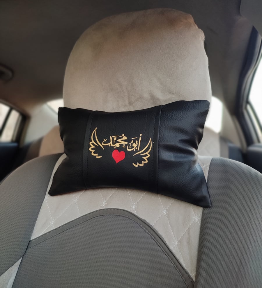 مخدة سيارة لون أسود كتابه ذهبي