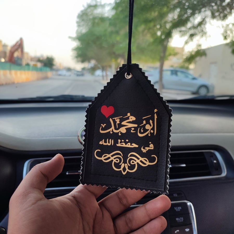 تعليقة سيارة لون أسود