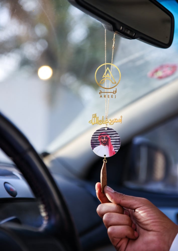 تعليقة سيارة بصورة مع كسرة العود