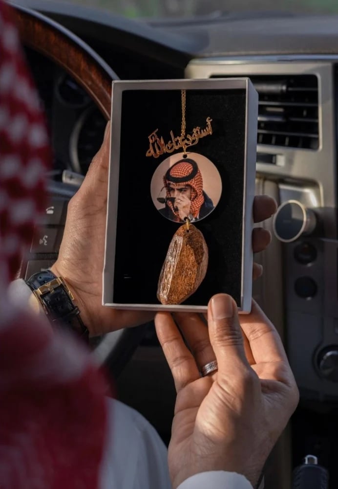 تعليقة سيارة بصورة مع كسرة العود