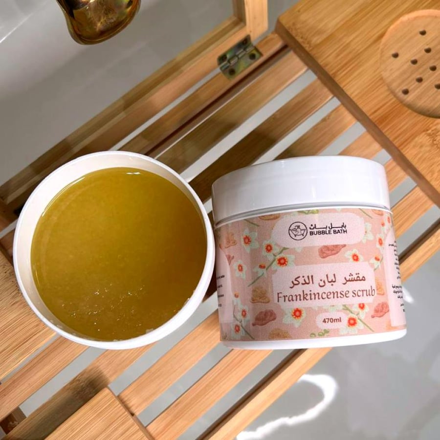 مقشر لبان الذكر بزيت اللوز – لتقشير وتفتيح البشرة بتركيبة طبيعية وآمنة