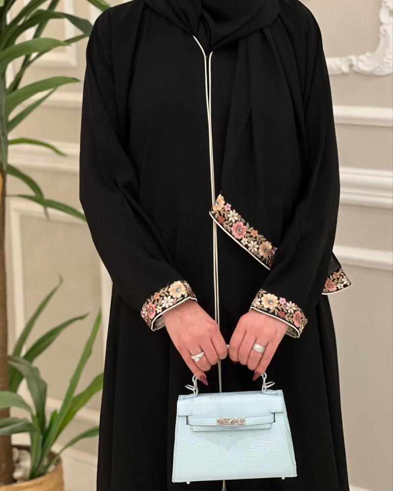 عبايه سوداء
