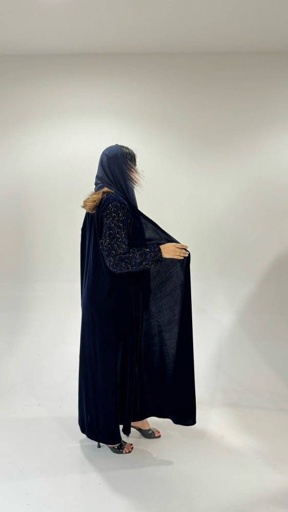 عباية مخمل مع أكمام مطرزة كحلي