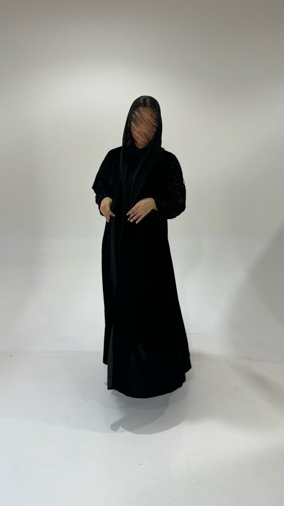 مخمل مع أكمام مطرزة سوداء