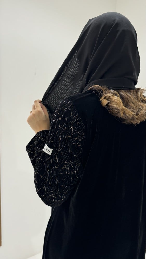مخمل مع أكمام مطرزة سوداء
