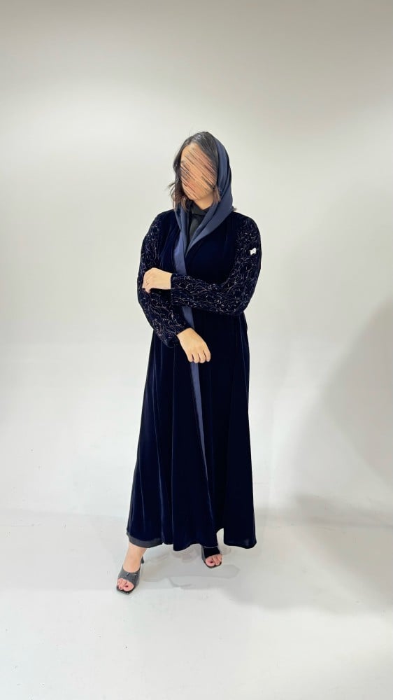 عباية مخمل مع أكمام مطرزة كحلي