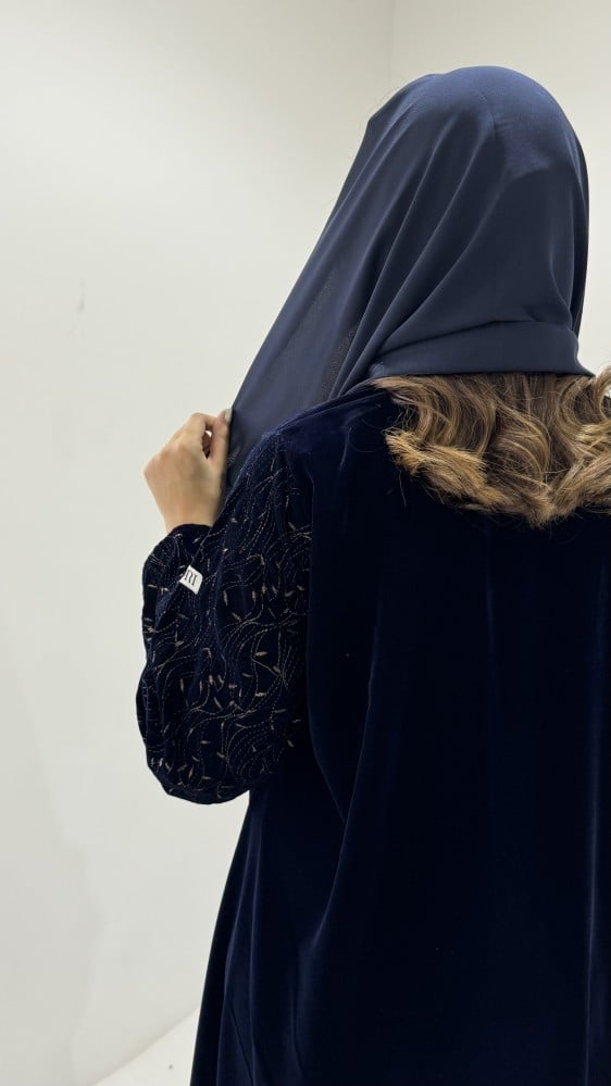 عباية مخمل مع أكمام مطرزة كحلي