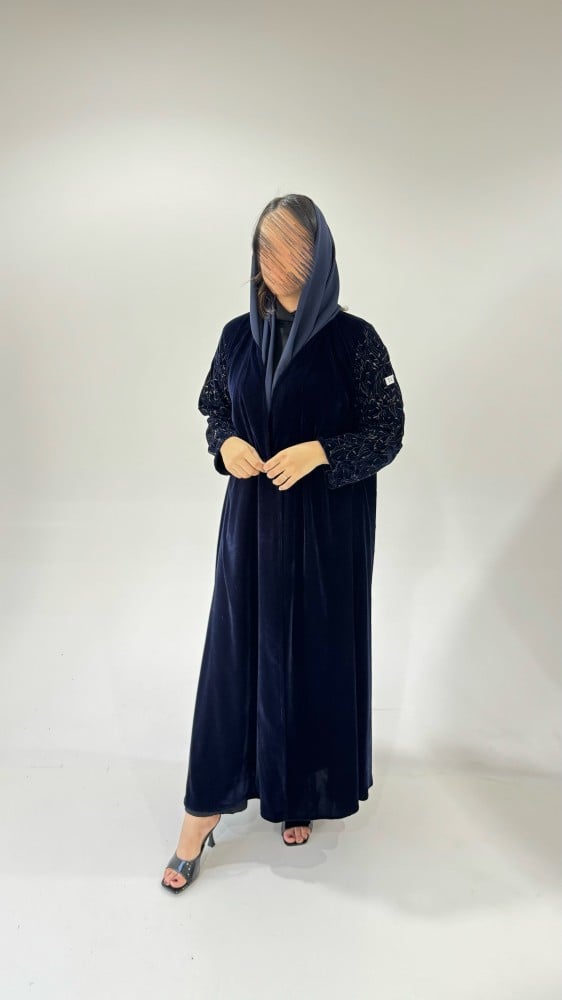 عباية مخمل مع أكمام مطرزة كحلي