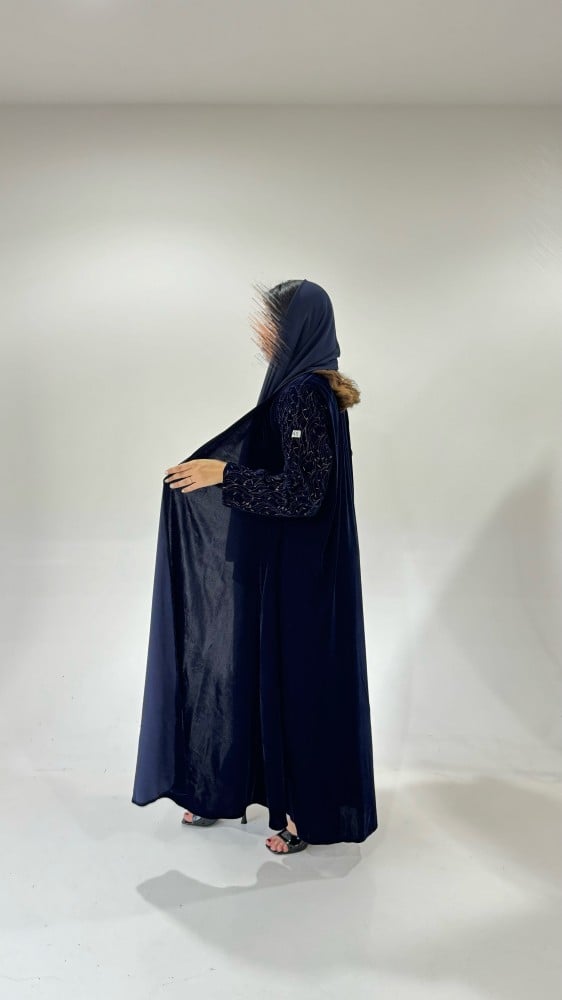 عباية مخمل مع أكمام مطرزة كحلي