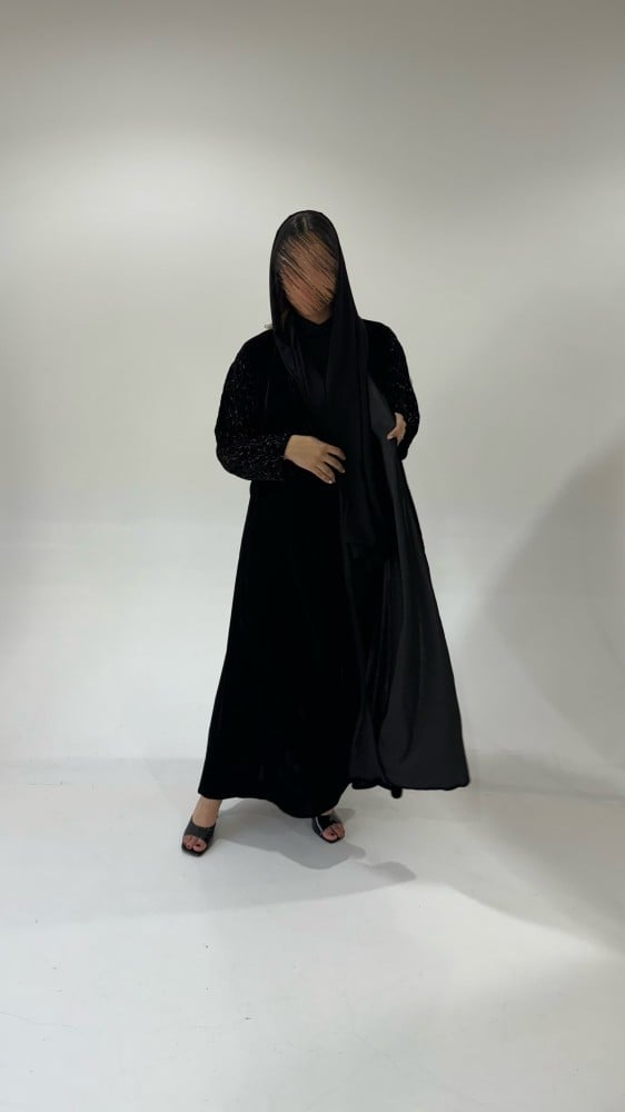 مخمل مع أكمام مطرزة سوداء