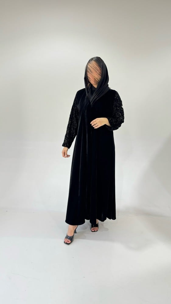 مخمل مع أكمام مطرزة سوداء