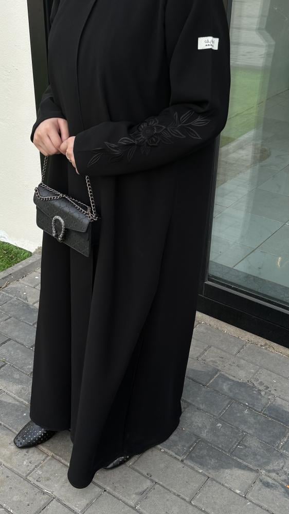 عباية أسود بأكمام مطرزة مبطنة بقماش حرير