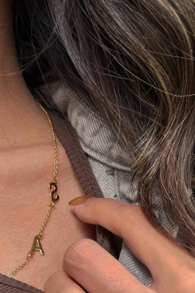 قلادة حرفين بلمسه انيقه
