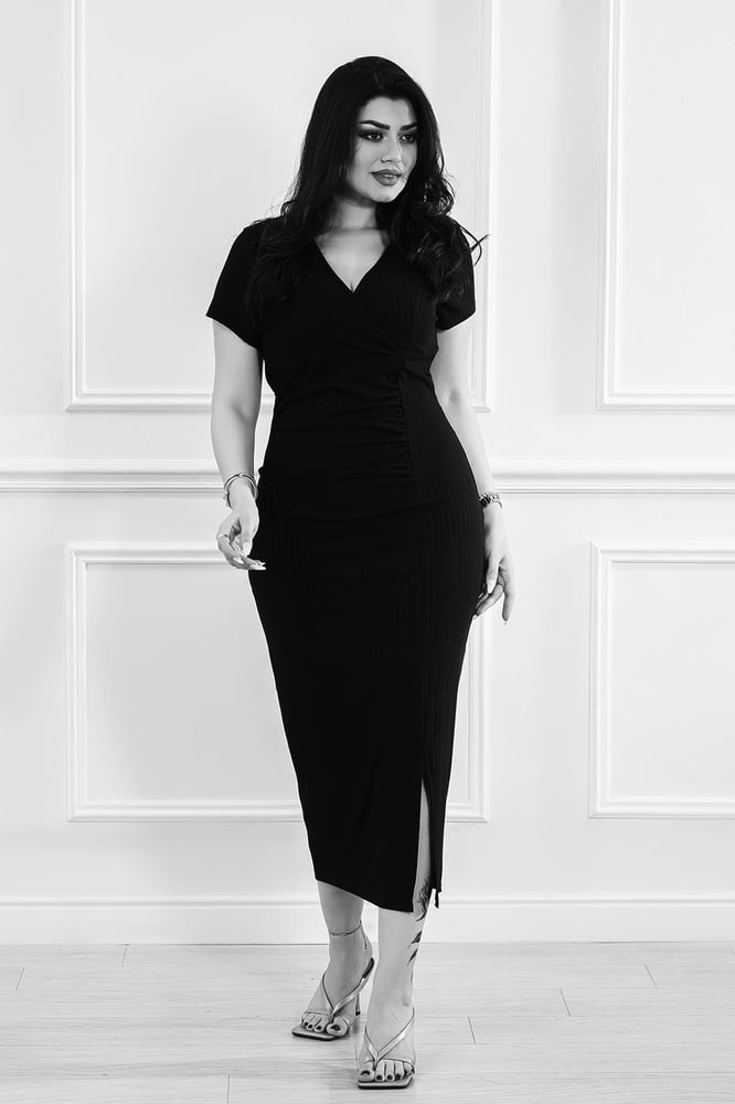 Casual rib dress with a V-neck and gathered waist
