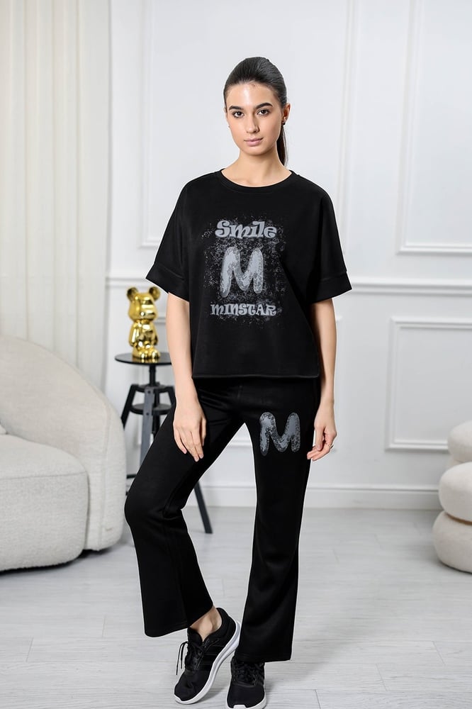Women's casual tracksuit: T-shirt with elbow-length sleeves featuring a large print on the chest in gray, and pants with a wide, gathered waist.