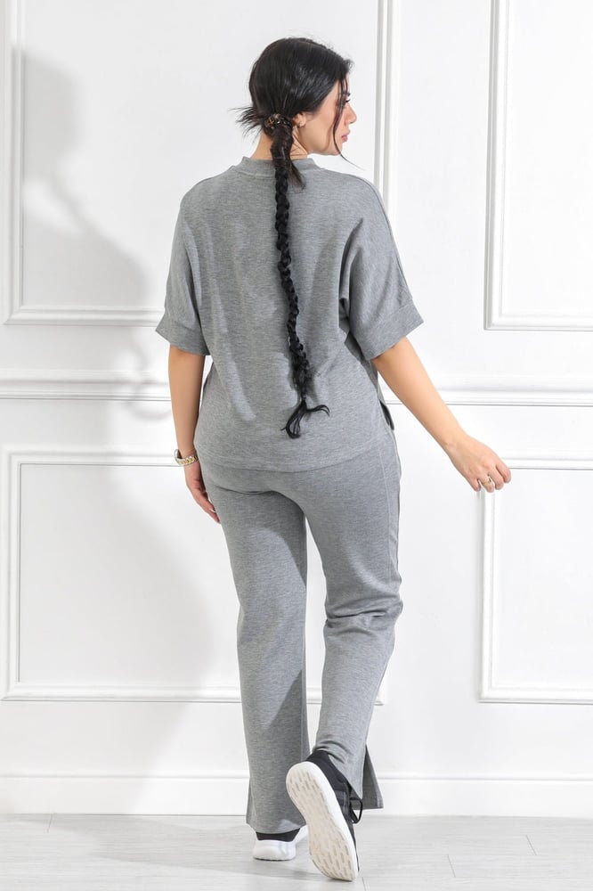 Women's casual medical tracksuit with mid-length sleeves, featuring a medium-sized letter print on the t-shirt and plain pants with a pocket and a side slit at the bottom of the pants.
