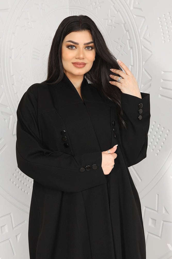Luxurious crepe abaya, decorated with a button at the front and open sleeves, with a shawl.