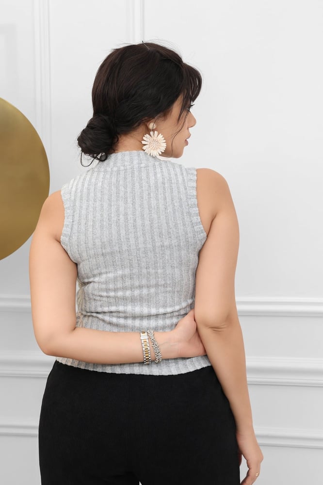 Women's sleeveless high neck