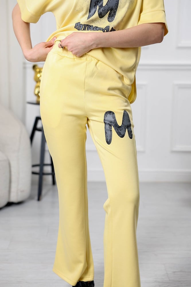 Women's casual tracksuit: T-shirt with elbow-length sleeves featuring a large print on the chest in gray, and pants with a wide, gathered waist.