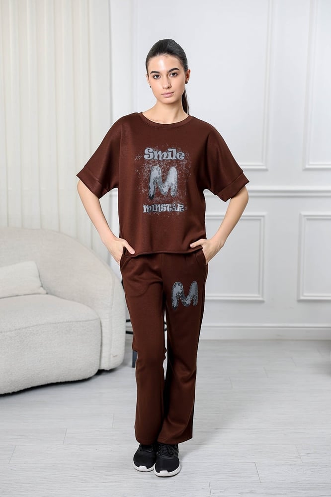 Women's casual tracksuit: T-shirt with elbow-length sleeves featuring a large print on the chest in gray, and pants with a wide, gathered waist.
