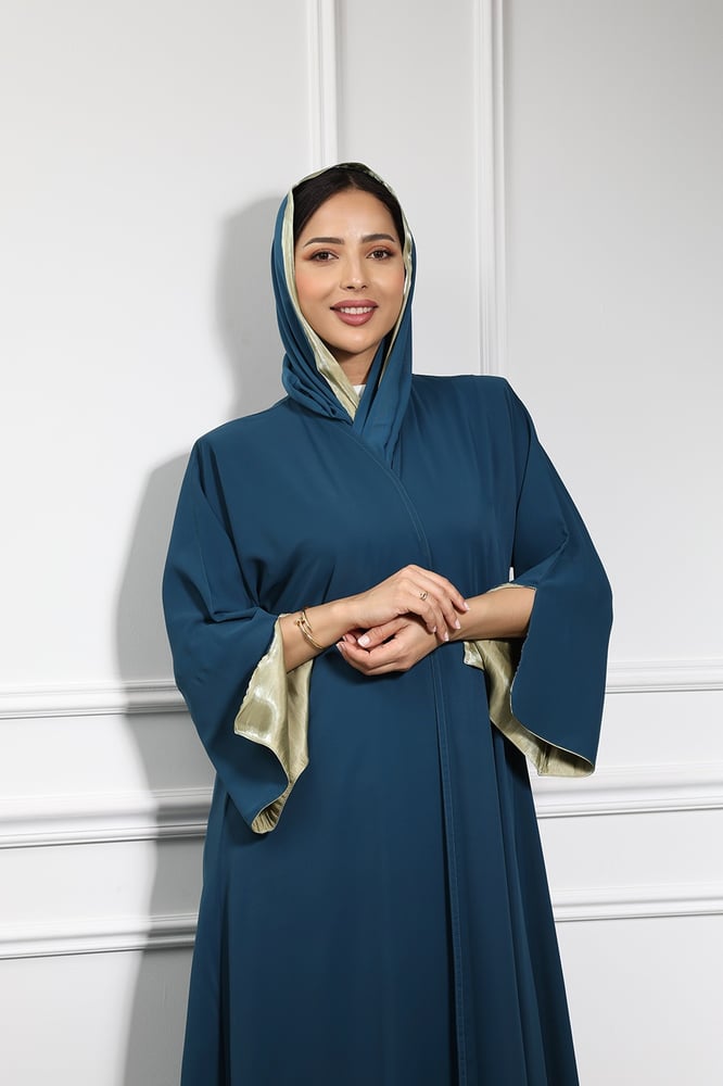 عباية بأكمام ملونة من الداخل مفتوحة مع شال