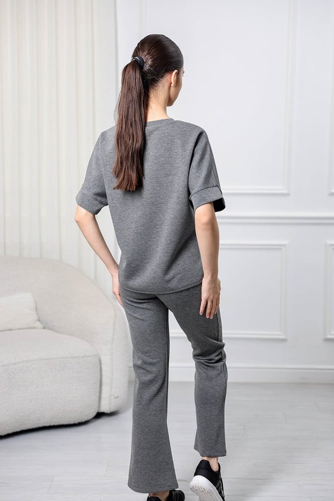 Women's casual tracksuit: T-shirt with elbow-length sleeves featuring a large print on the chest in gray, and pants with a wide, gathered waist.