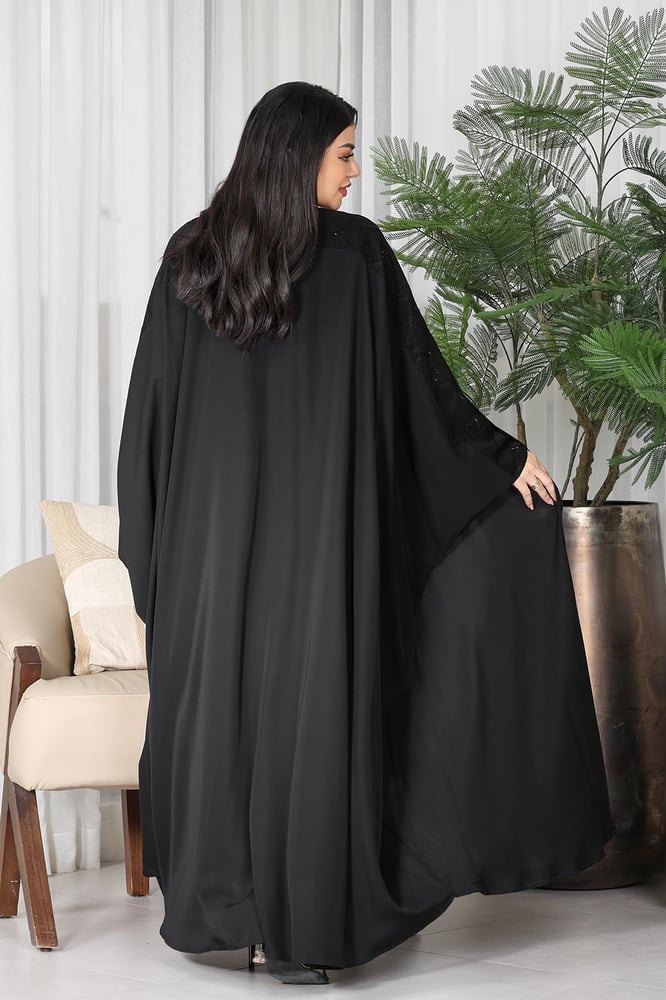 عباية بشت واسع قماش لمسة حرير مع تدخيلة اسود في  الكم كريستال اسود لف مزودة بشال