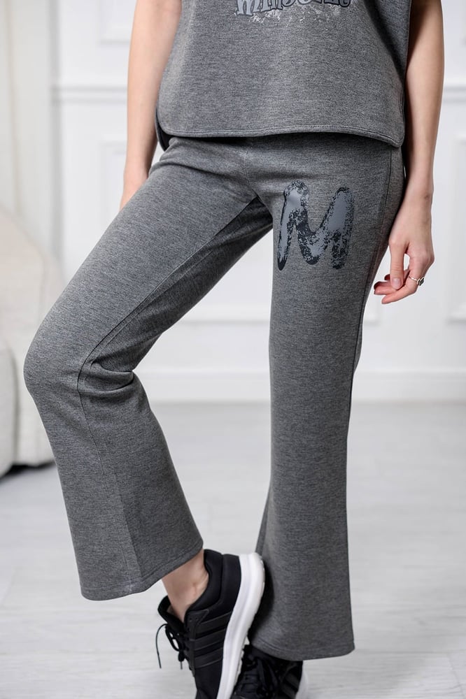 Women's casual tracksuit: T-shirt with elbow-length sleeves featuring a large print on the chest in gray, and pants with a wide, gathered waist.