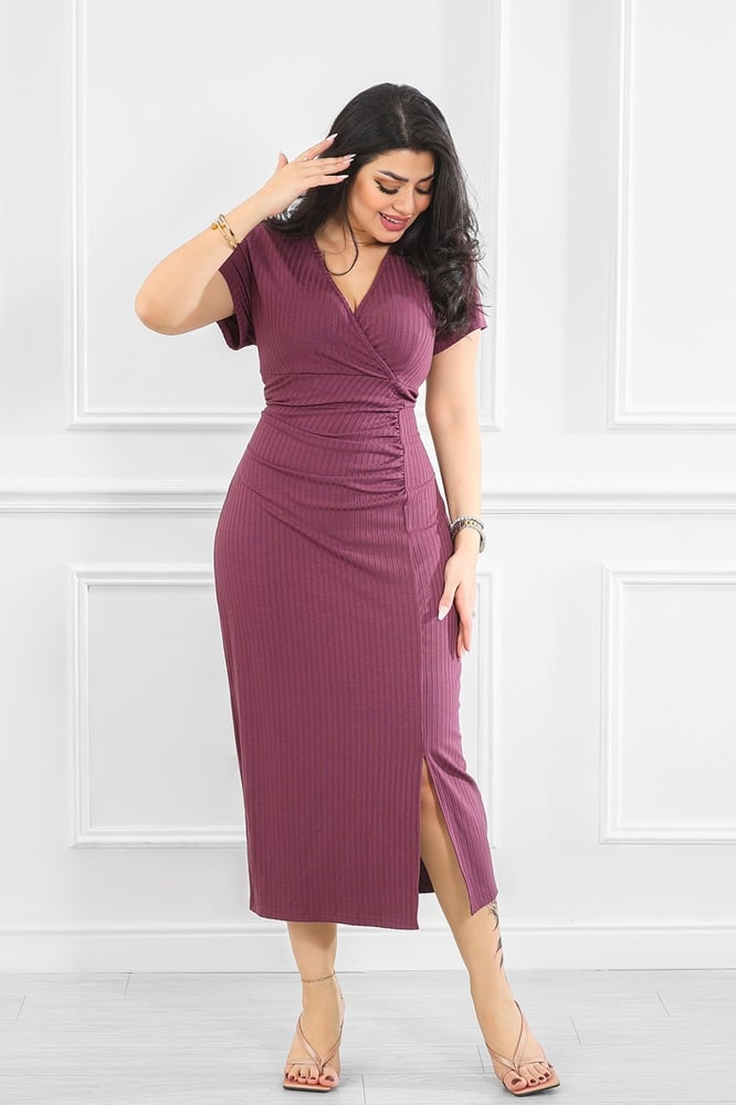 Casual rib dress with a V-neck and gathered waist