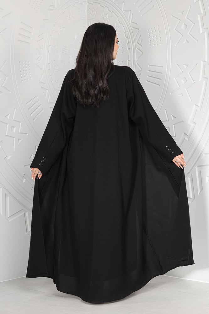 Luxurious crepe abaya, decorated with a button at the front and open sleeves, with a shawl.