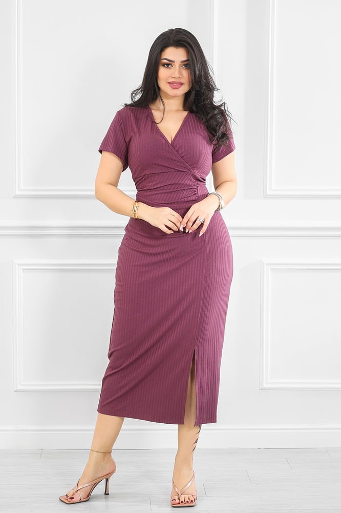 Casual rib dress with a V-neck and gathered waist