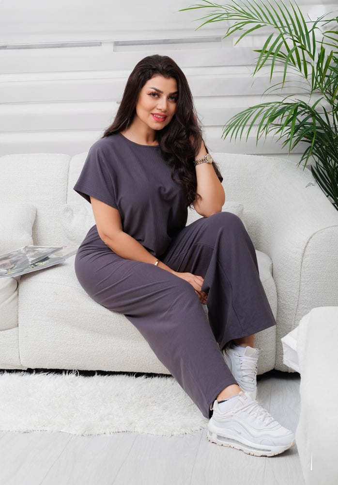 طقم نسائي كاجوال سادة توب نص كم مزين بربطة أمامية وبنطال واسع