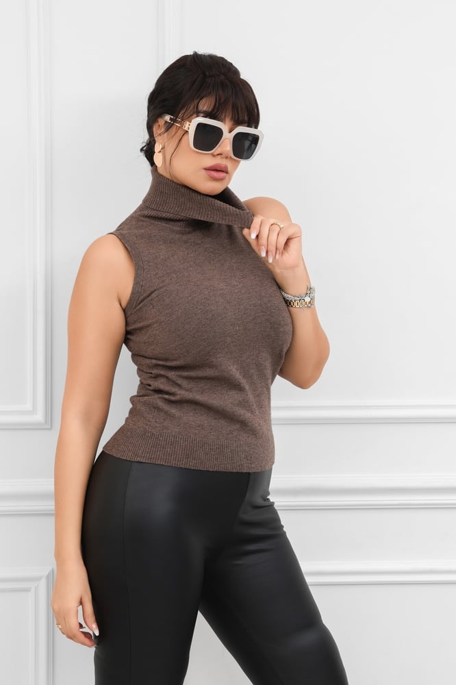Women's sleeveless turtleneck top in multiple colors