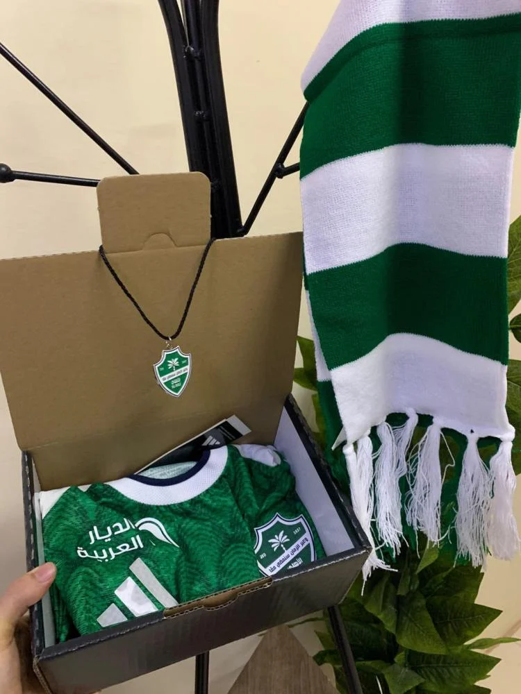 بكج الاهلي يتكون من اربع  قطع تشيرت الجديد شال تعليقه سياره ميداليه مفتاح