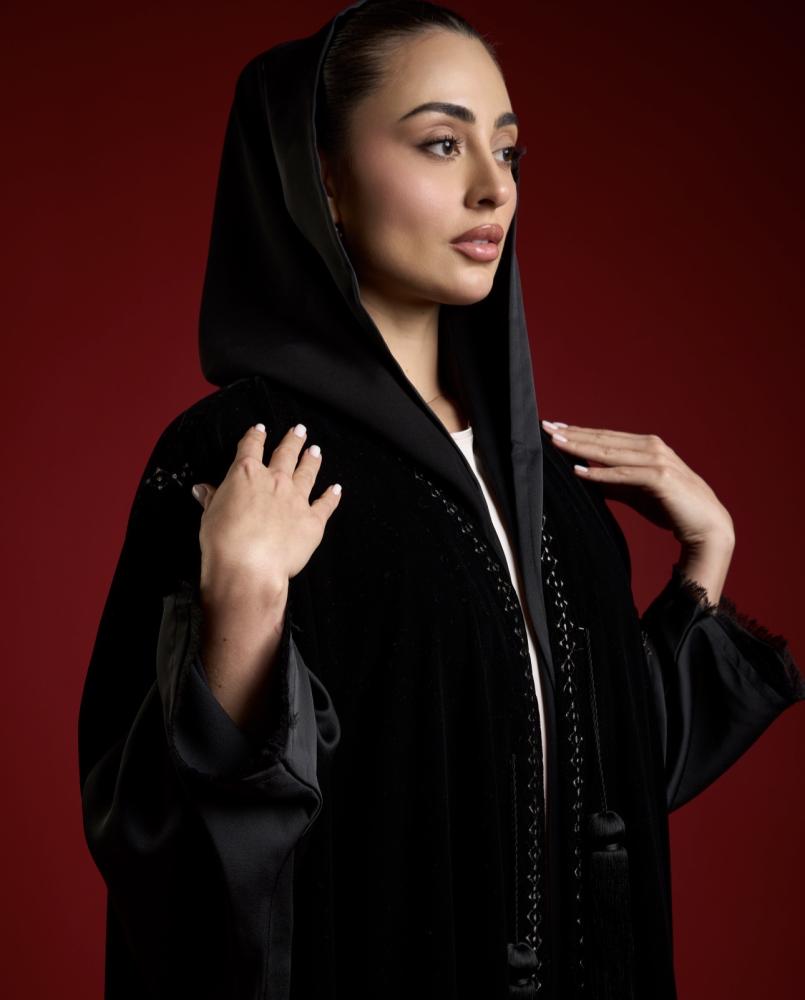 Black swan - عبايه مخمل اسود