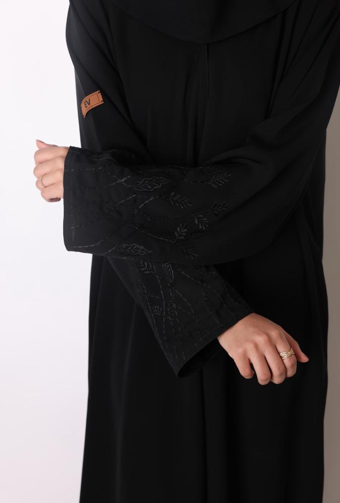 عباية سوداء مطرزة
